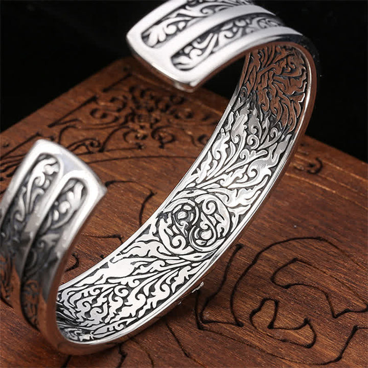 Silbernes Armband 925 mit Ornamenten auf Holzoberfläche.