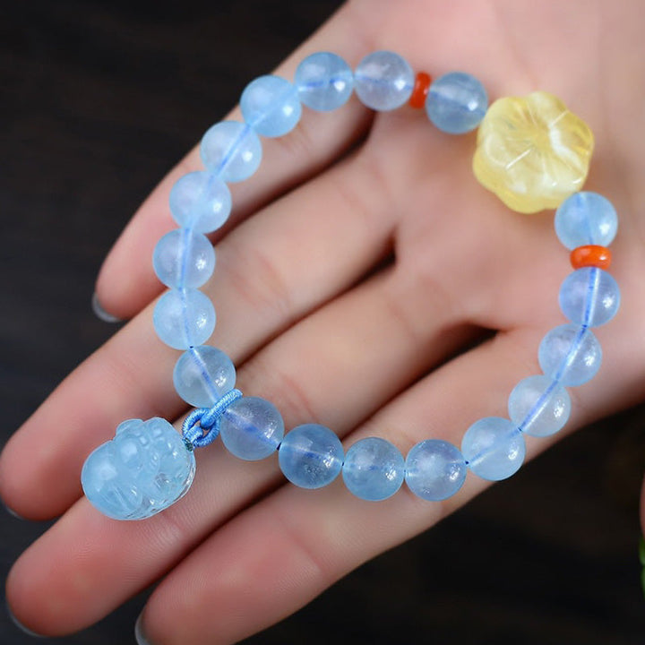 Armband Aquamarin Pixiu Heilstein elastisch Naturstein Handgelenk getragen