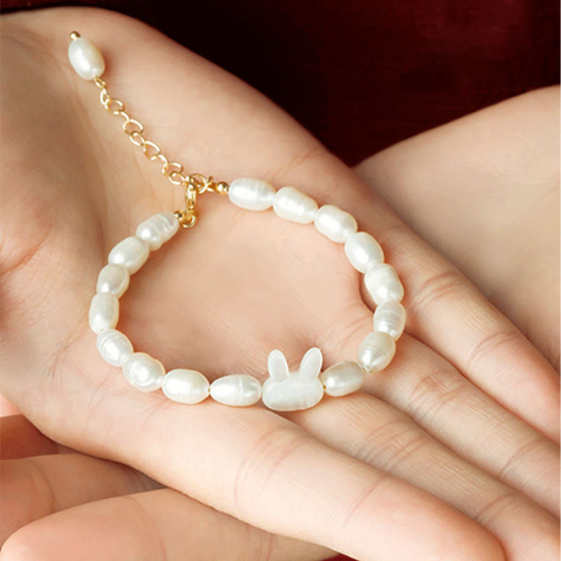 Armband Perle Hase weiß gold Kette elegant Handgelenk getragen
