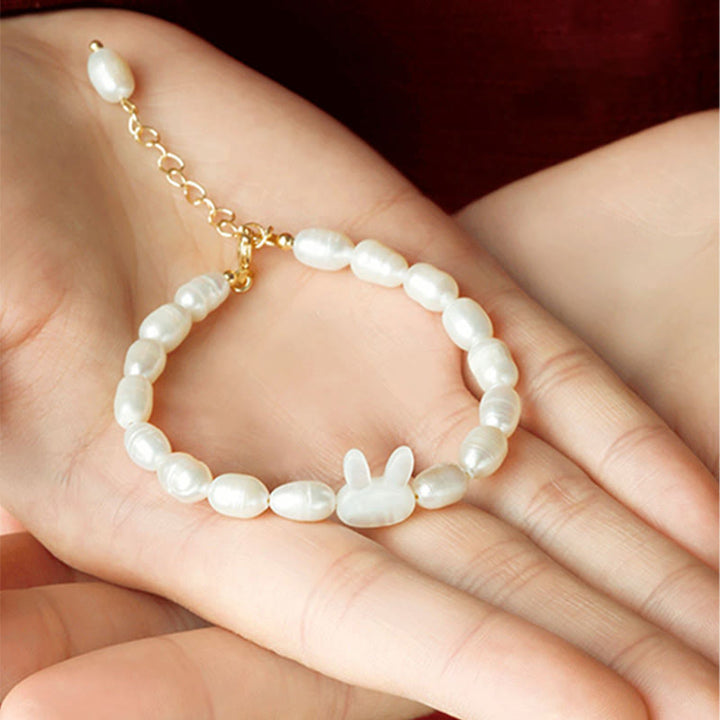 Armband Perle Hase weiß gold Kette elegant Handgelenk getragen
