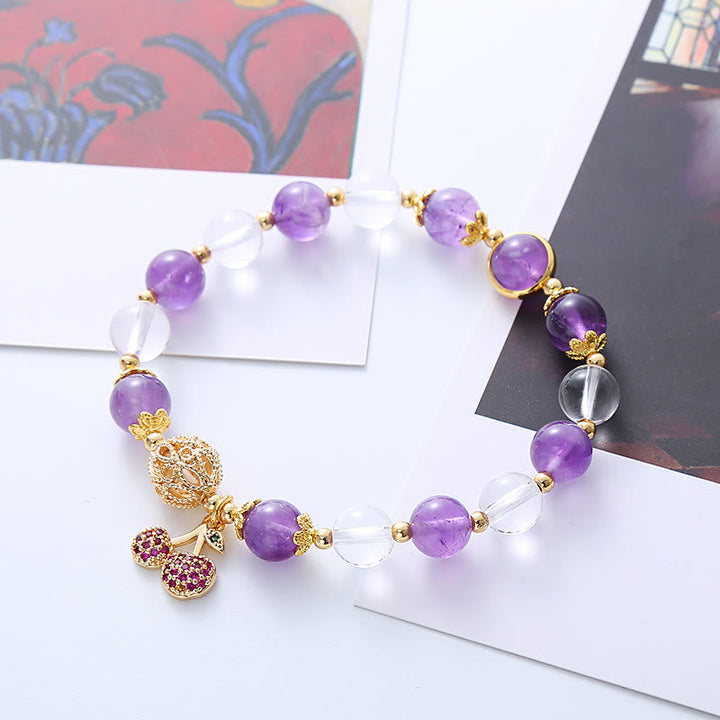 Armband Weißer Kristall Amethyst mit goldenen Perlen elegant gestylt