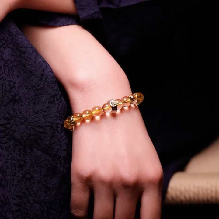 Citrin Armband mit chinesischem Tierkreis Charm am Handgelenk getragen