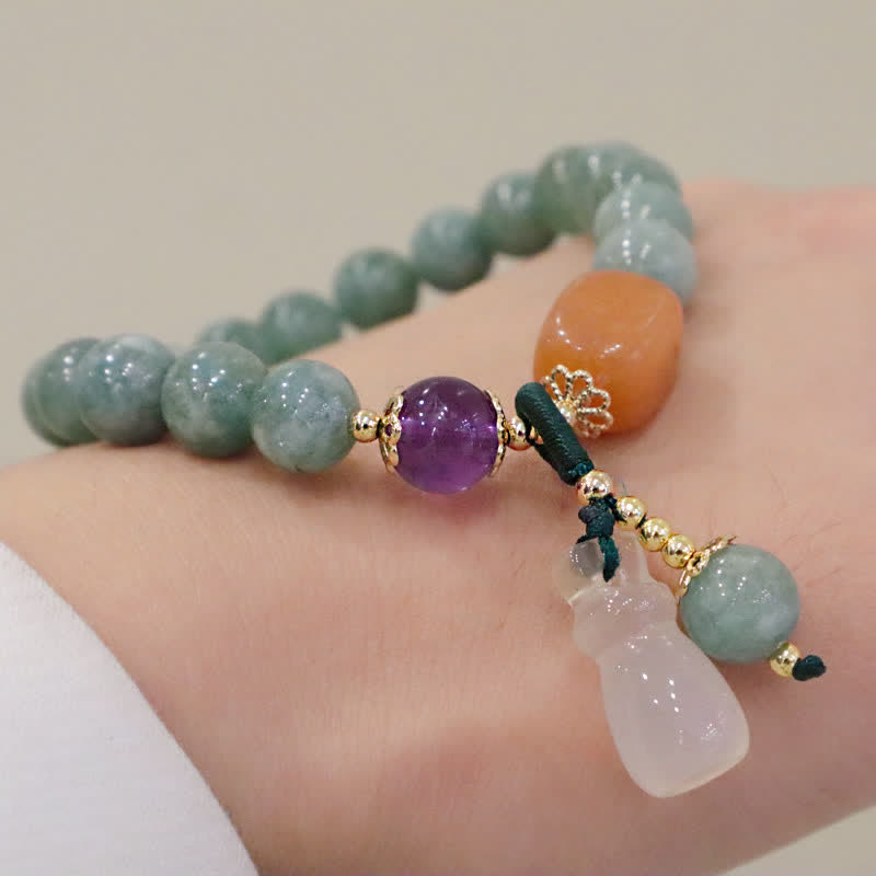 Armband Cyan Jade Amethyst Lotus Heilung Frieden am Handgelenk getragen