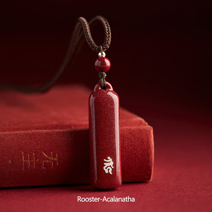 Anhänger Zinnober Geburts-Buddha – Schutz & Glück Braun / Rooster-Acalanatha