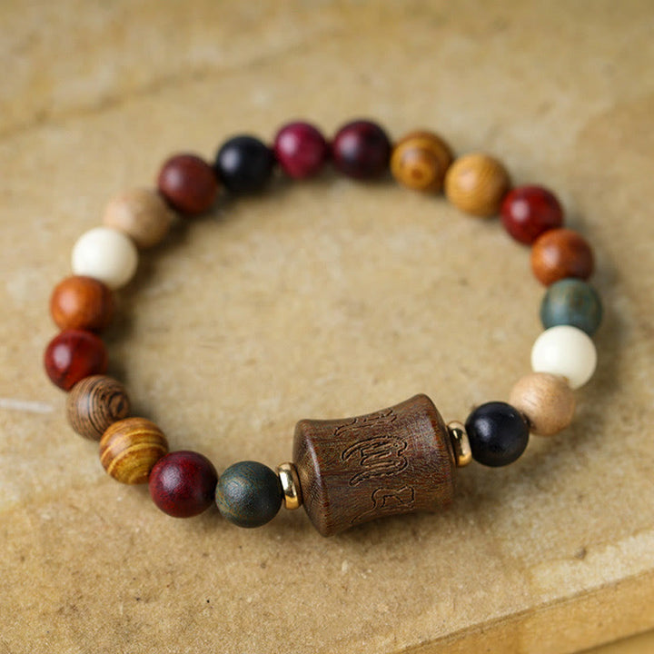 Armband Sandelholz Om Mani Padme Hum mit bunten Natursteinperlen Schutz