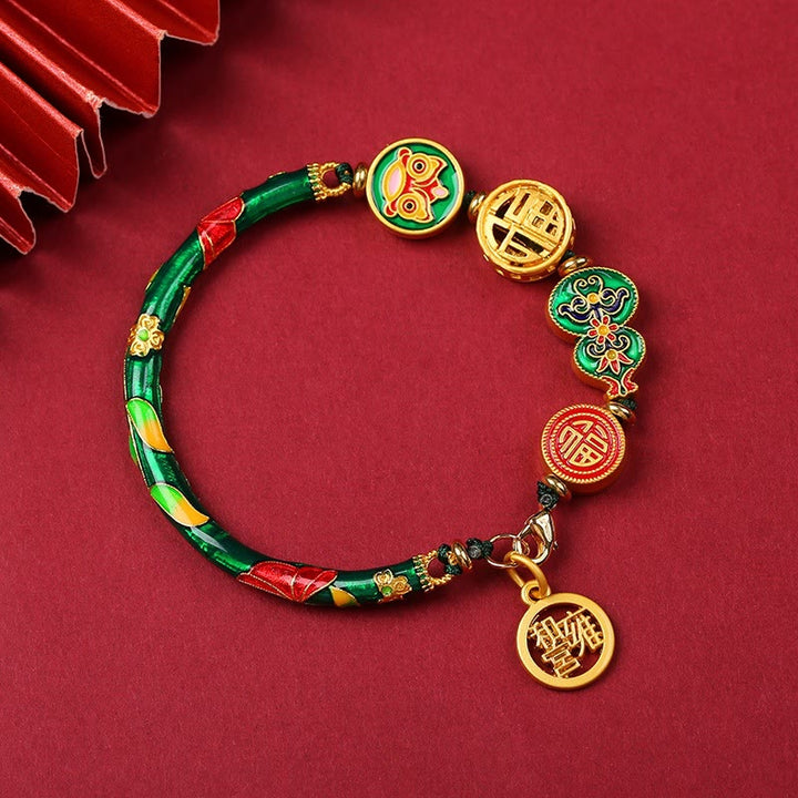 Armband – Glück & Wohlstand Energie mit grünem Jade und goldenen Anhängern.