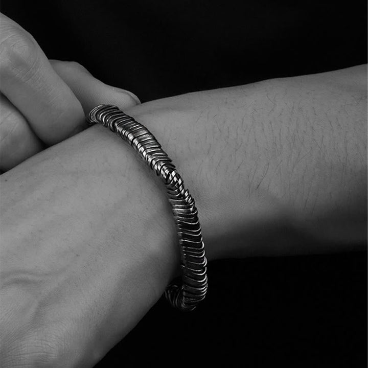 Silbernes Armband 925 am Handgelenk getragen elegantes Designmuster
