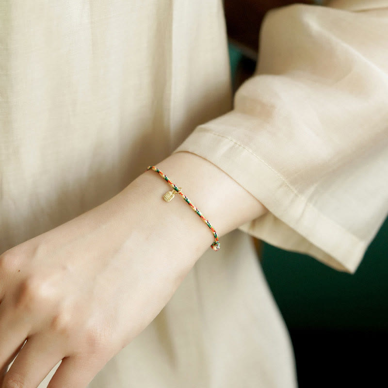 Armband Fu-Zeichen Glück Frieden Energie am Handgelenk elegant getragen
