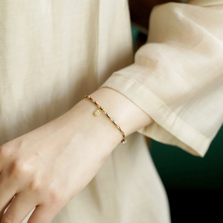Armband Fu-Zeichen Glück Frieden Energie am Handgelenk elegant getragen