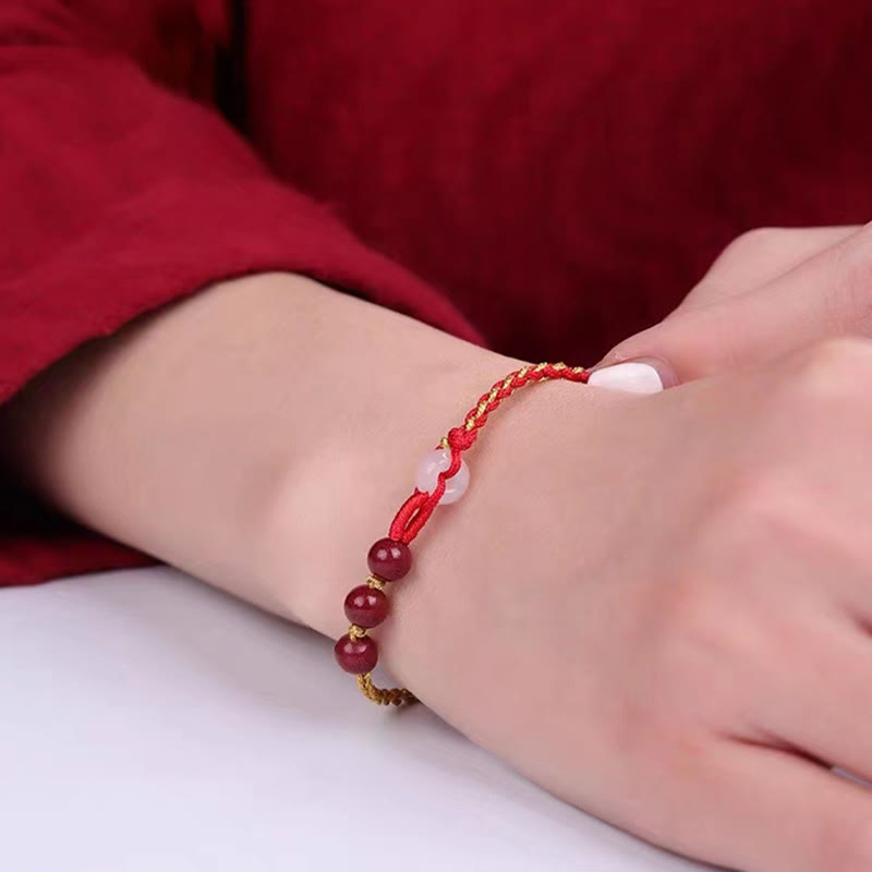 Armband Zinnober Jade am Handgelenk getragen rotes Armband elastisch