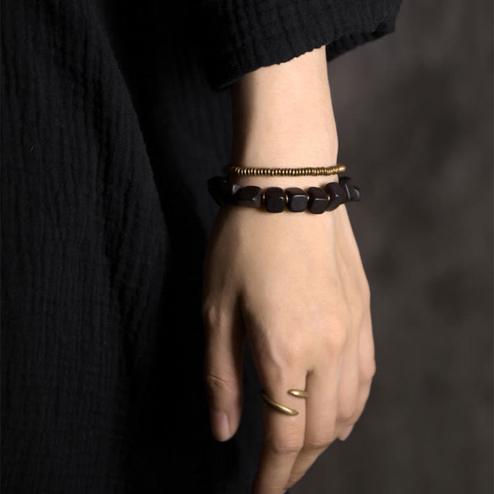Armband Kupfer Ebenholz Frieden schwarze Perlen elegant getragen Hand