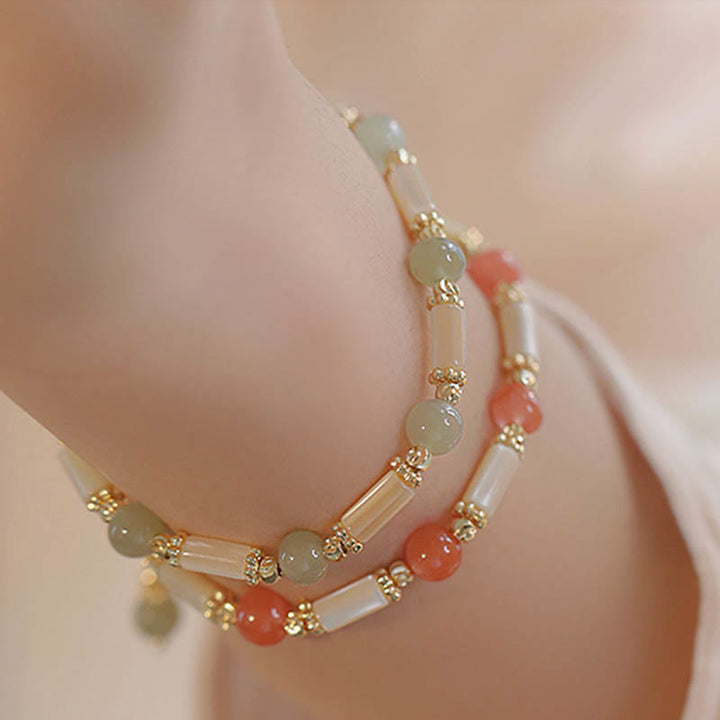 Armband Roter Achat Jade am Handgelenk mit goldenem Verschluss getragen