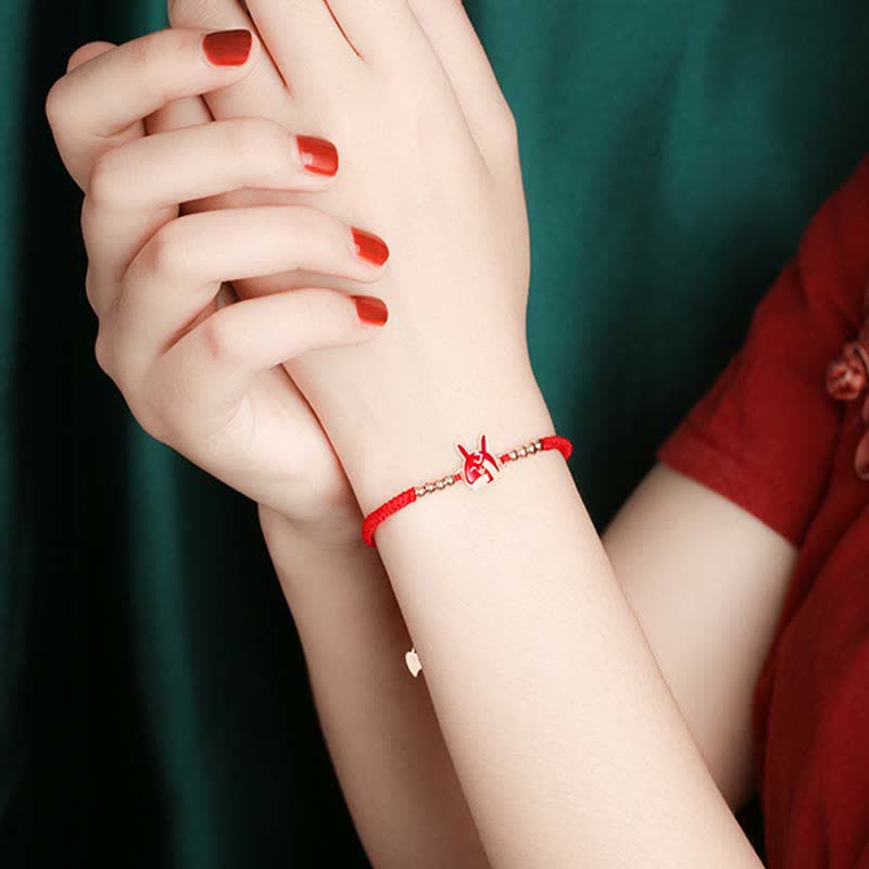 Rotes Armband 925 Silber Chinesisches Tierkreis am Handgelenk getragen.
