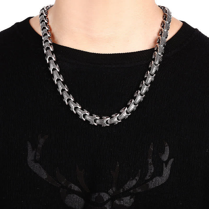 Silberne Drachen Halskette mit strukturiertem Design elegant getragen.