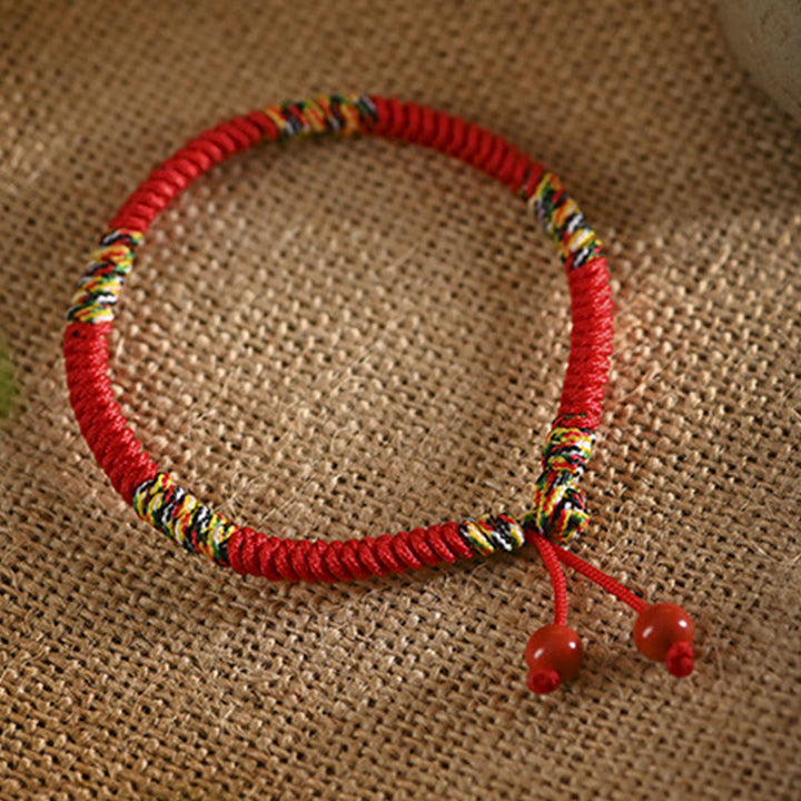 Rotes Armband Fünffarben – Schutz & Glück mit Perlen elastisch.