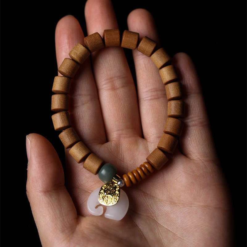 Armband Sandelholz Jade Elefant Schutz elastisch Handgelenk getragen