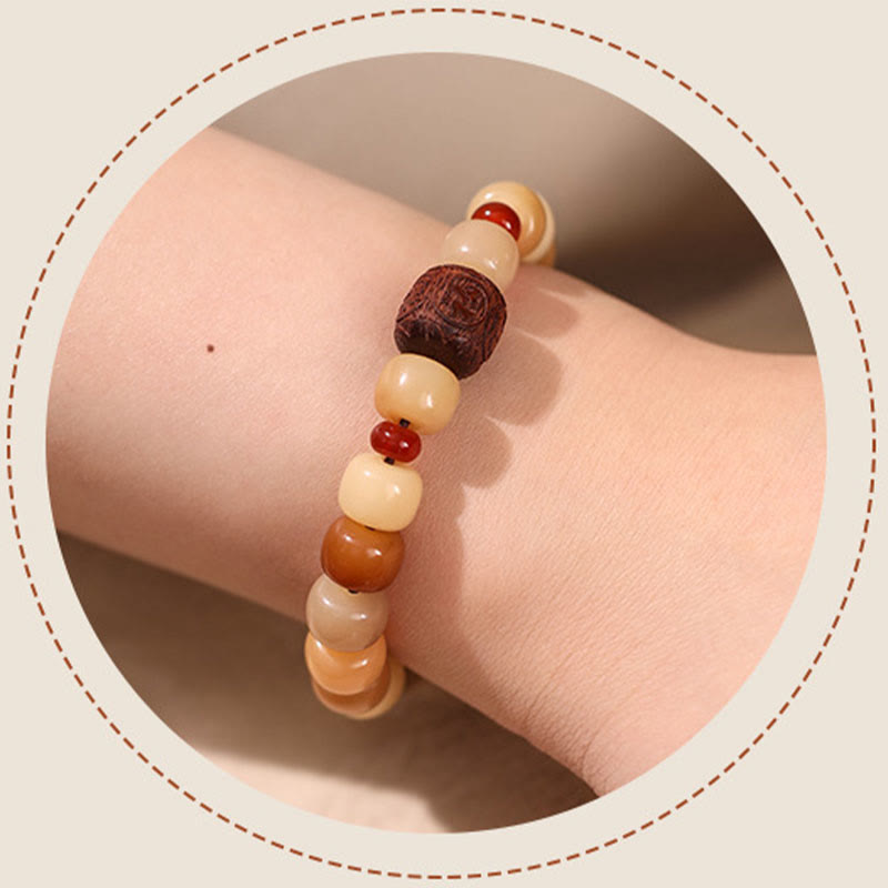 Bodhi Om Mani Padme Hum Armband mit Natursteinen elastisch am Handgelenk getragen