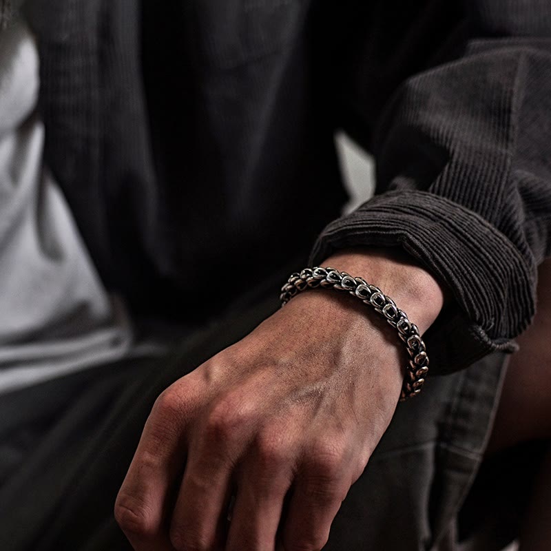 Silbernes Drachen Armband am Handgelenk Stärke Erfolg Kettendesign