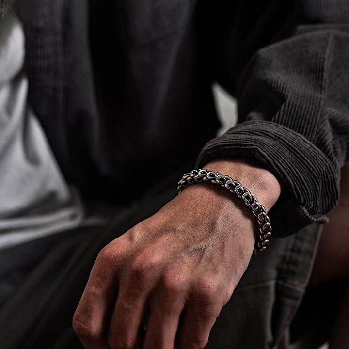 Silbernes Drachen Armband am Handgelenk Stärke Erfolg Kettendesign