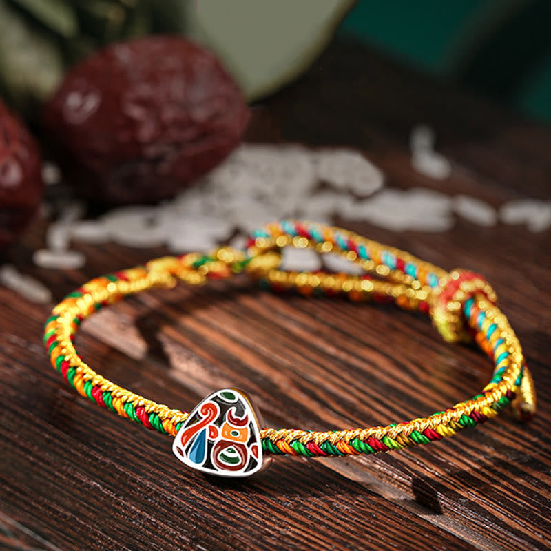 Buntes Armband mit Silber Fu-Zeichen Glück Anhänger Holzoberfläche
