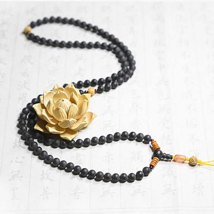 Schwarze Mala-Kette mit goldener Lotus-Anhänger Flachlage Detail