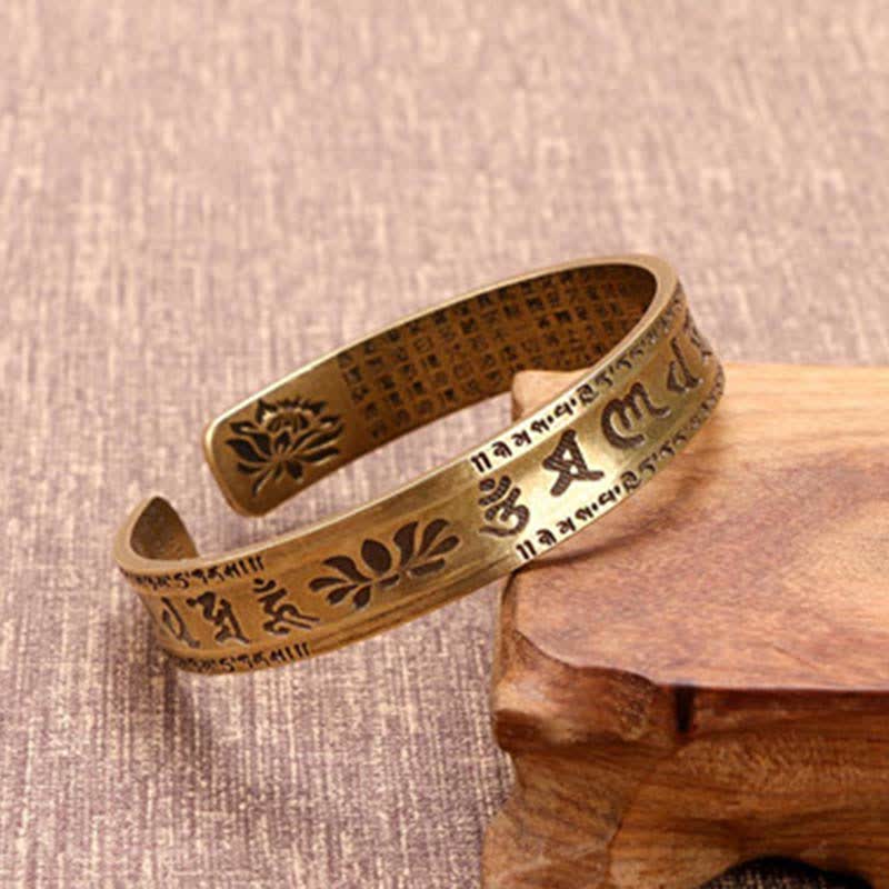 Kupfer Armband mit Om Mani Padme Hum Gravur am Handgelenk getragen