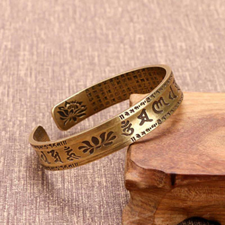 Kupfer Armband mit Om Mani Padme Hum Gravur am Handgelenk getragen