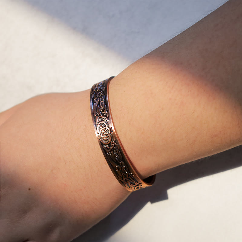 Armband Kupfer Magnetisch mit graviertem Muster am Handgelenk getragen