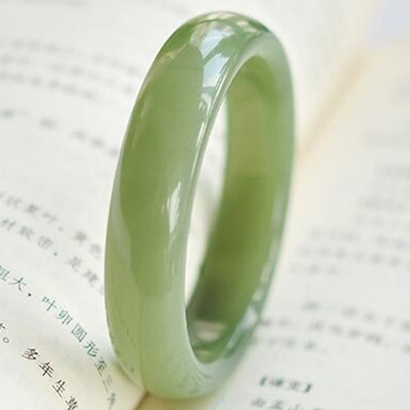 Grünes Jade Armband – Fülle & Segen, glänzend poliert, elegantes Design.