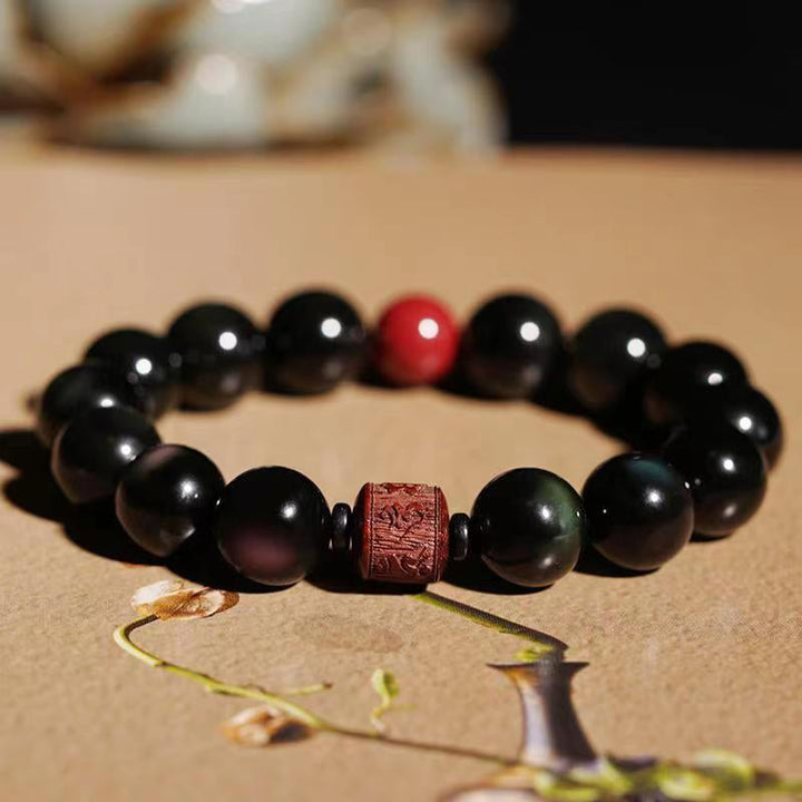 Schwarzes Obsidian Armband mit rotem Achat und Holzperle Nahaufnahme.
