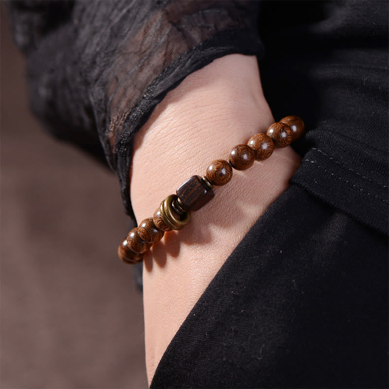 Armband Phoebe Zhennan Holz braun Perlen Spirituality elegant getragen