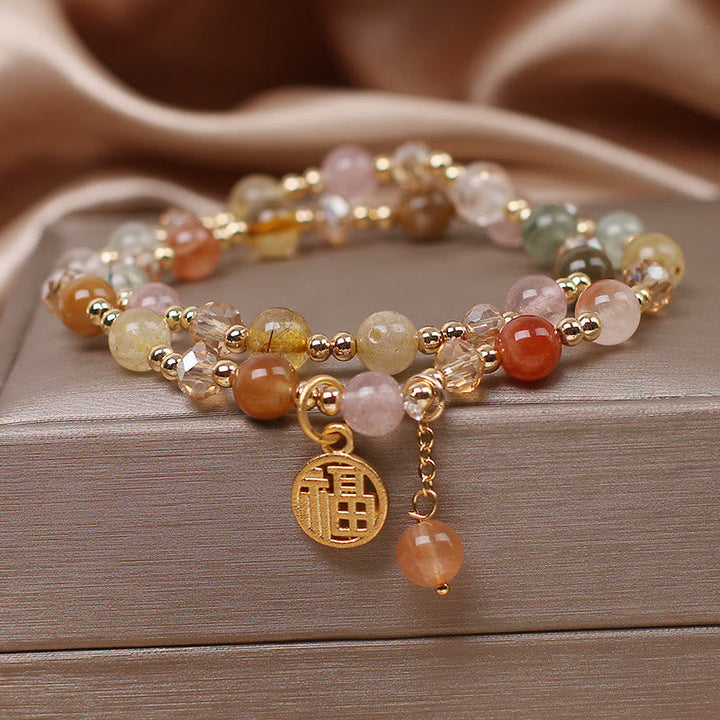 Armband Fu-Zeichen mit Natursteinen und goldenem Charm elegant.