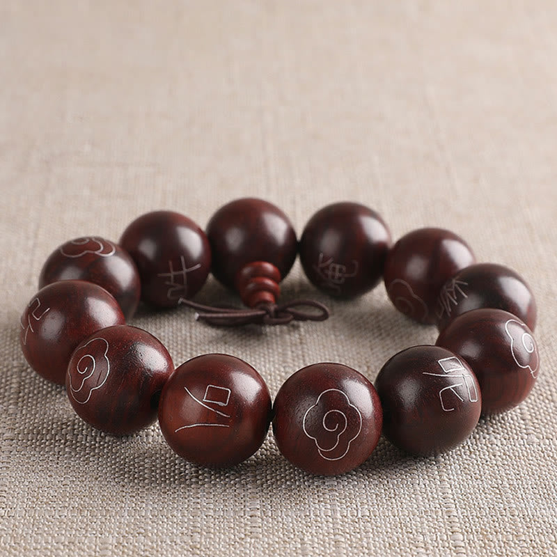 Sandelholz Armband mit Om-Symbol Perlen auf neutralem Untergrund.