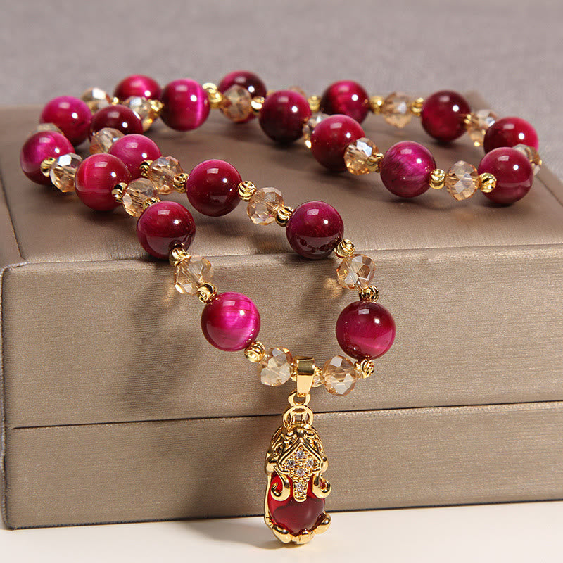 Rotes Pixiu Armband mit Tigerauge Perlen Goldakzenten Flachaufnahme