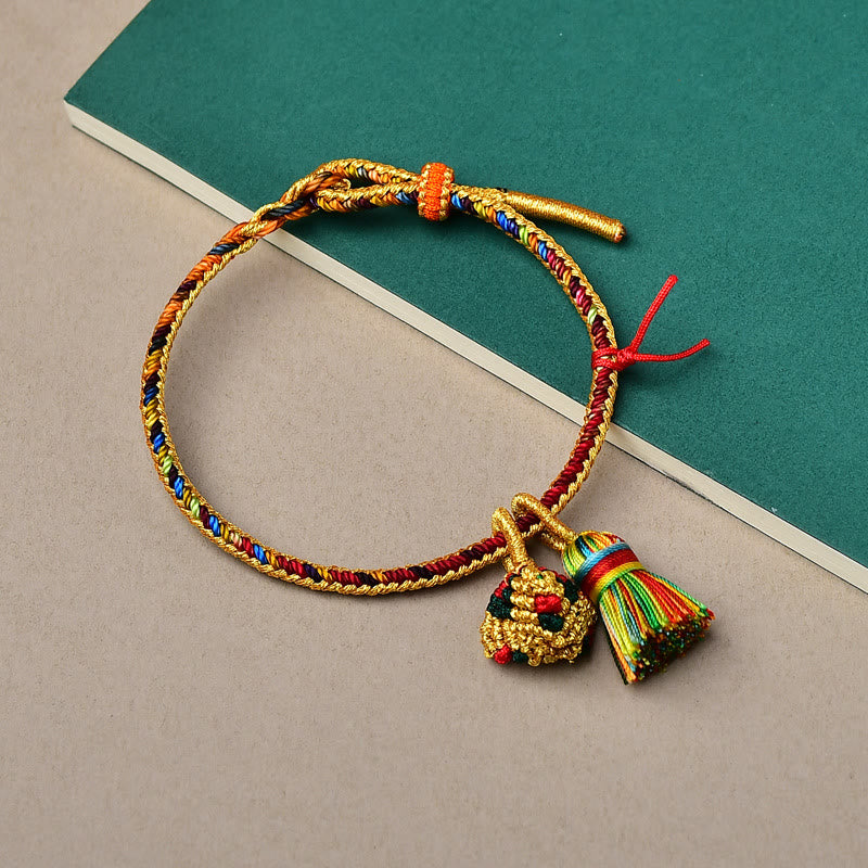 Buntes Armband mit goldenen Zongzi Anhängern und Quasten.