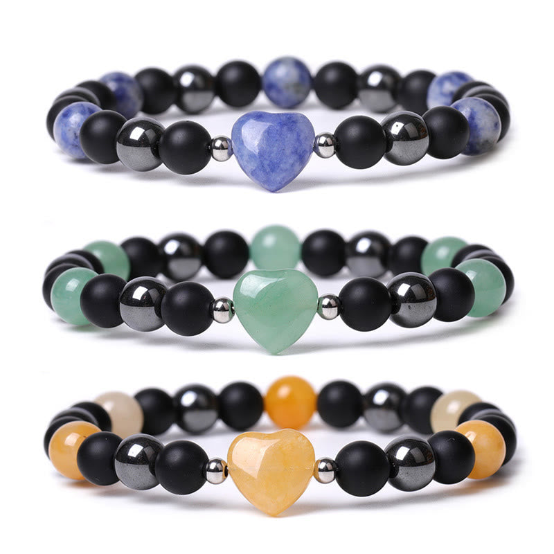 Drei Edelstein-Armbänder mit schwarzem Onyx und farbigen Herzanhängern.