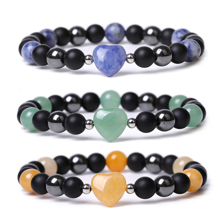 Drei Edelstein-Armbänder mit schwarzem Onyx und farbigen Herzanhängern.