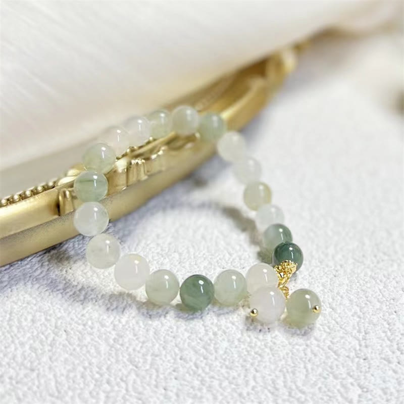 Jade Armband mit grünen und weißen Perlen elegant drapiert