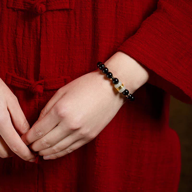 Armband Schwarzer Obsidian Jade Om Mani Padme Hum am Handgelenk getragen