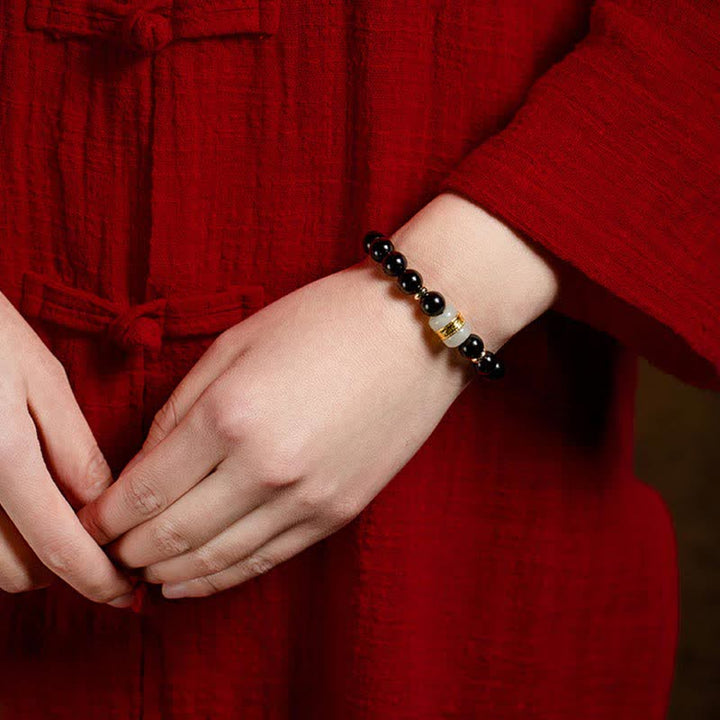 Armband Schwarzer Obsidian Jade Om Mani Padme Hum am Handgelenk getragen