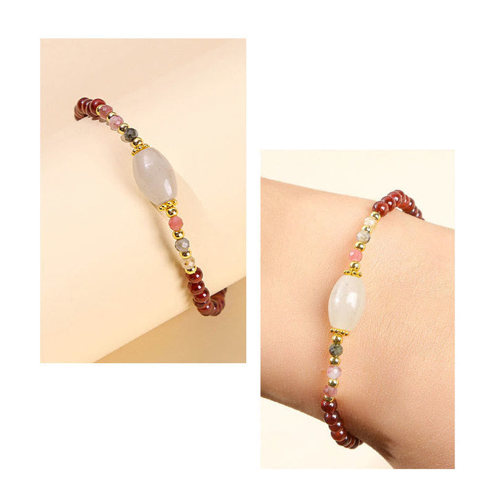 Armband Granat Jade mit Mondstein Perle elegant am Handgelenk