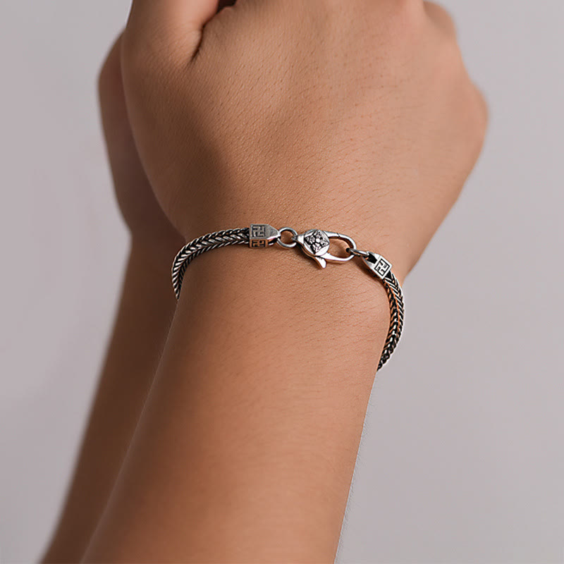 Silbernes Tibet Armband Doppel Dorje Vajra Swastika am Handgelenk getragen.