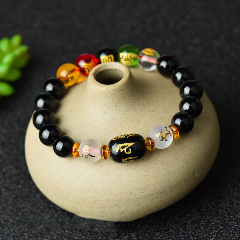 Armband Schwarzer Onyx – Glück Energie mit goldenen Perlen elegant displayiert