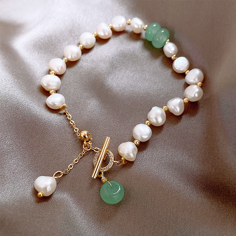 Armband mit weißen Perlen und grünem Jade Stein elegant.