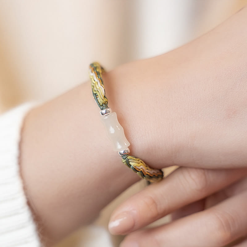 Armband Weiße Jade Bambus am Handgelenk mit grünem Seil elastisch getragen