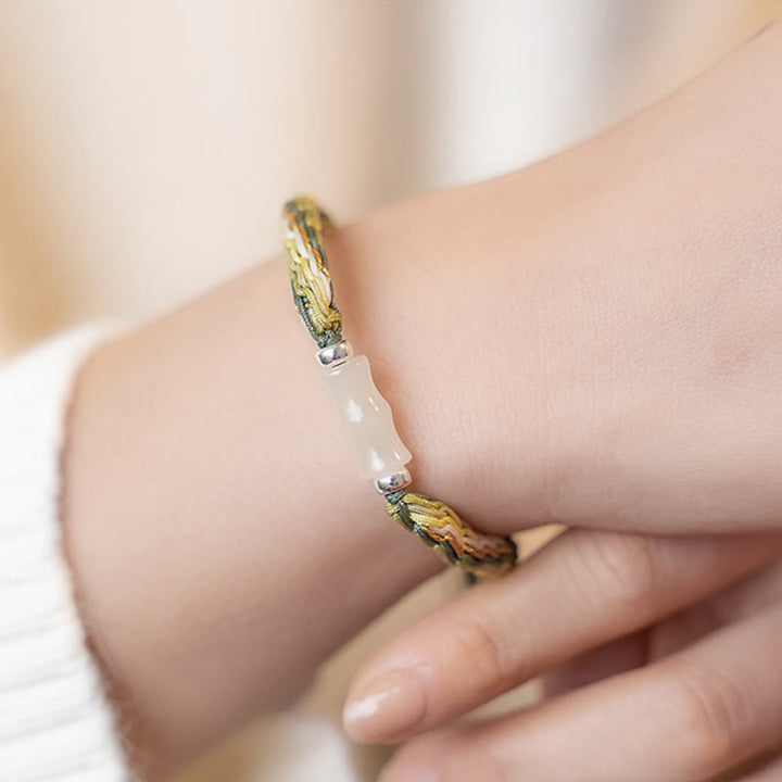 Armband Weiße Jade Bambus am Handgelenk mit grünem Seil elastisch getragen