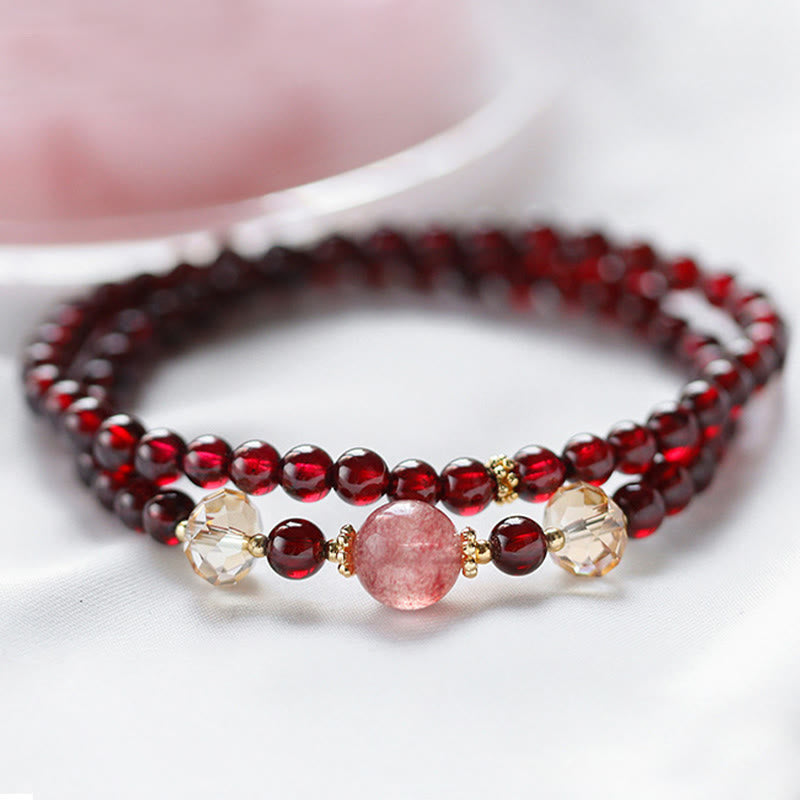 Armband Erdbeerquarz Granat Perlen elegant Handgelenk getragen Naturstein