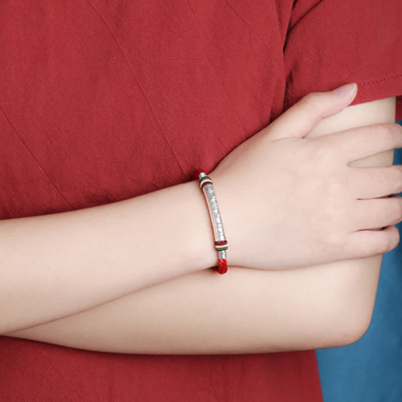Armband 925 Silber Om Mani Padme Hum am Handgelenk getragen rotes Textil