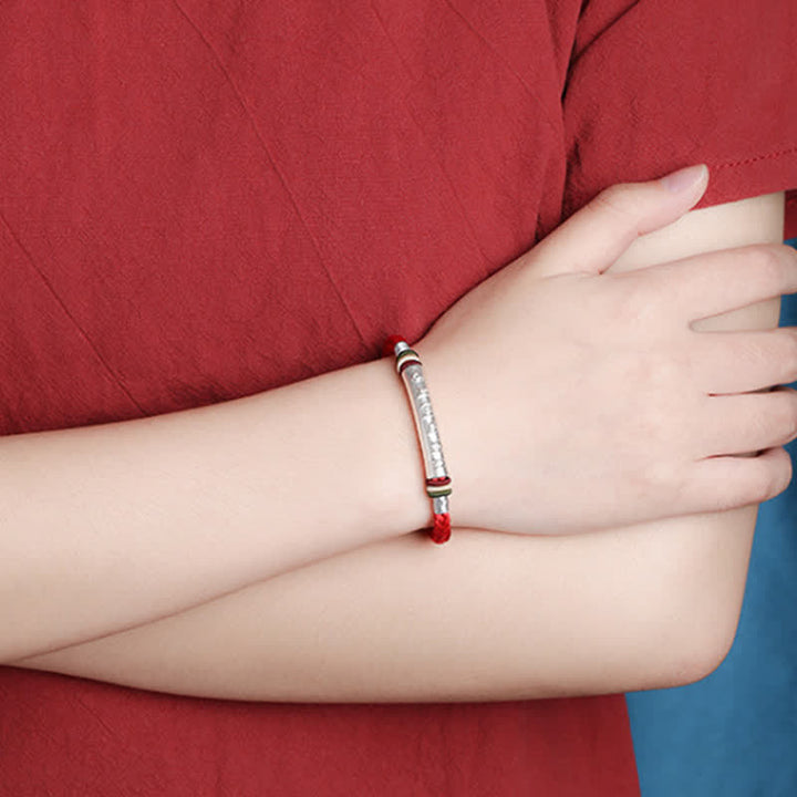 Armband 925 Silber Om Mani Padme Hum am Handgelenk getragen rotes Textil