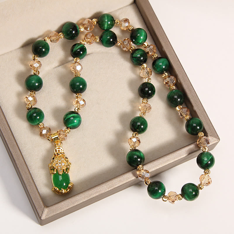 Grünes Tigerauge Armband Pixiu mit goldenen Perlen Flachaufnahme Schmuck